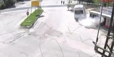 servis-minibusu-kaldirima-carparak-duragi-yere-serdi-iki-genc-kizin-saniyelerle-kurtuldugu-kaza-ani-ep5A2srs.jpg
