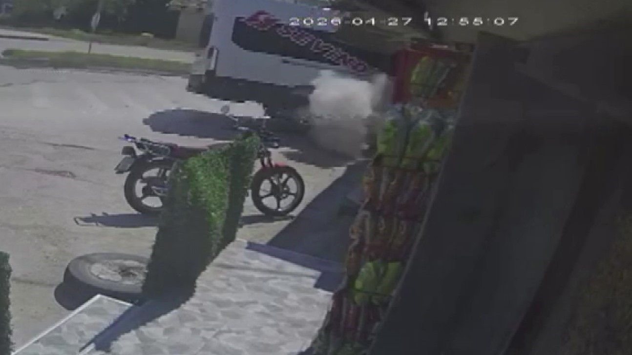 Servis minibüsü kaldırıma çarparak durağı yere serdi: İki genç kızın saniyelerle kurtulduğu kaza anı kamerada 5 servis minibusu kaldirima carparak duragi yere serdi iki genc kizin saniyelerle kurtuldugu kaza ani