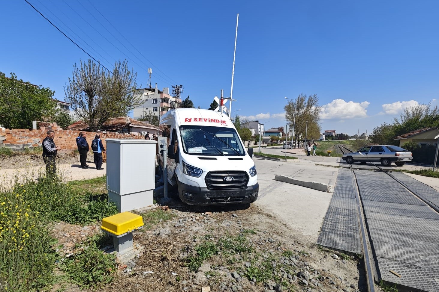 Servis minibüsü kaldırıma çarparak durağı yere serdi: İki genç kızın saniyelerle kurtulduğu kaza anı kamerada 9 servis minibusu kaldirima carparak duragi yere serdi iki genc kizin saniyelerle kurtuldugu kaza ani uBL6OmQ8