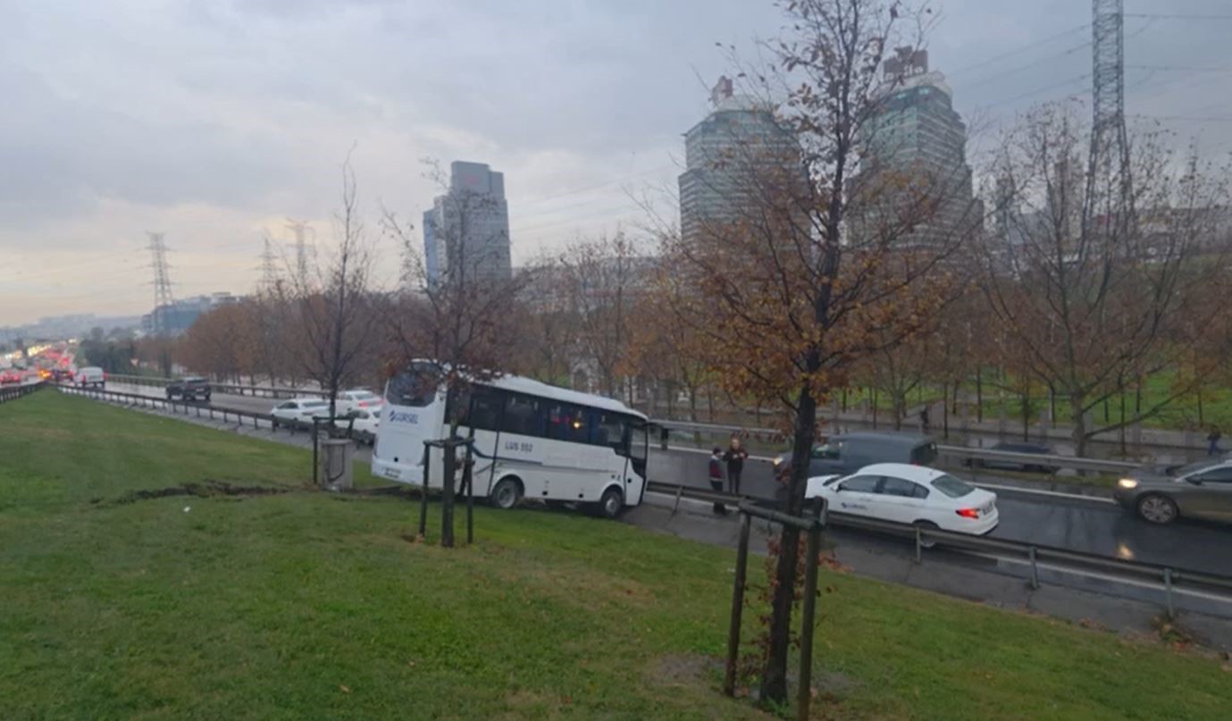 servis minibusu yoldan cikti bariyerleri asip yesillik alana uctu 0 NIrRUm8w