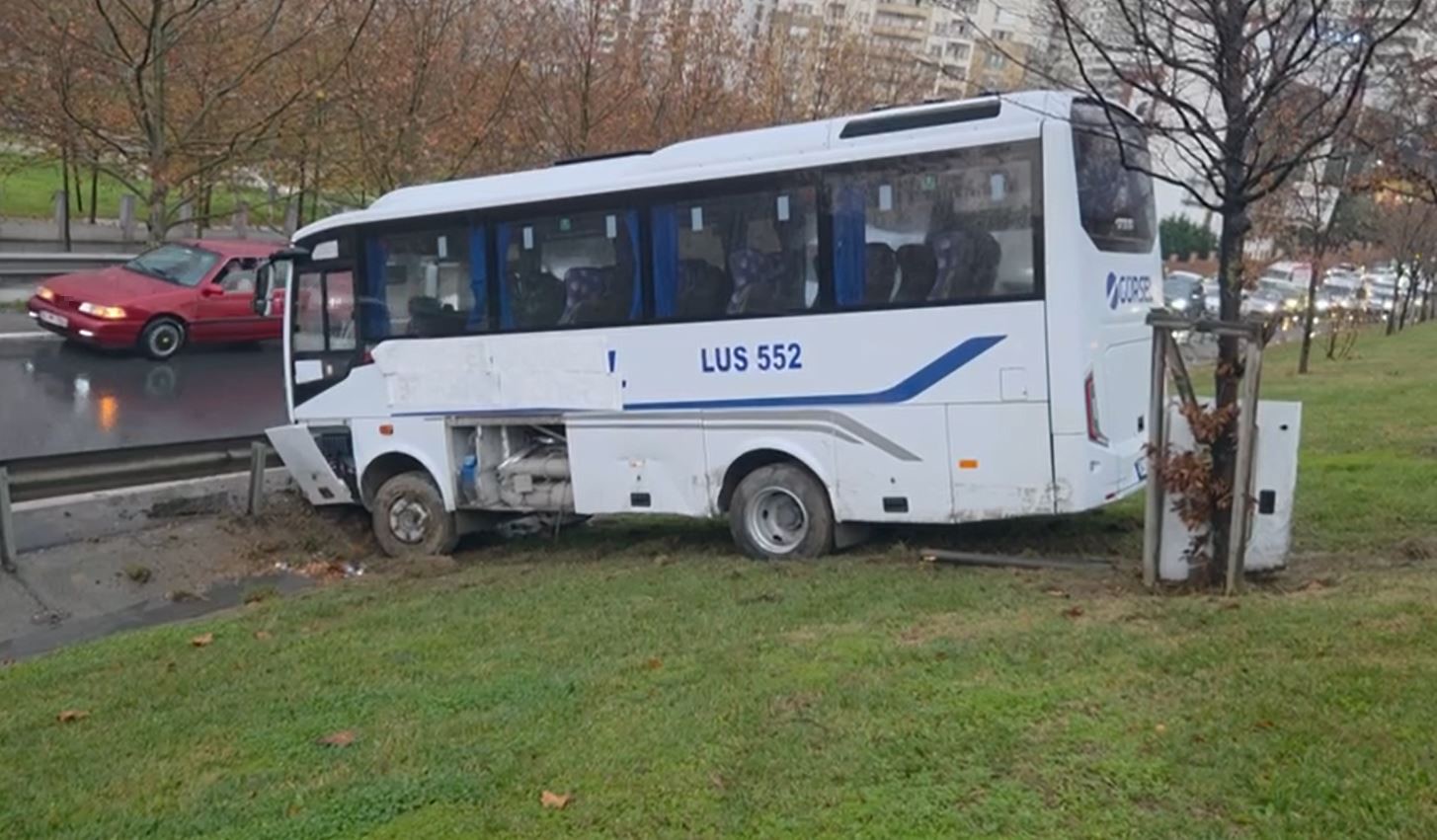 servis minibusu yoldan cikti bariyerleri asip yesillik alana uctu 1 1Zn7tz9B
