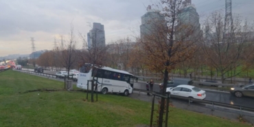 servis-minibusu-yoldan-cikti-bariyerleri-asip-yesillik-alana-uctu-Rw7Ya2PM.jpg