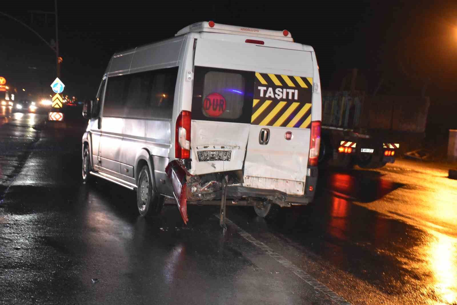 servis minibusuyle carpisan otomobil surucusu kacti 2 yarali 1