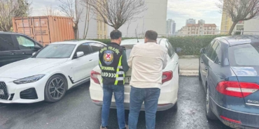 servis-surucusu-trafikte-sinirlendi-kafa-atarak-taksinin-camini-kirdi-pjsujhhb.jpg