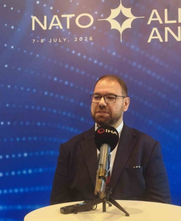 seta-kidemli-arastirmacisi-akilli-20-yil-once-hali-bakmaya-gelen-liderler-bugun-savunma-sanayii-g8LmKeQB.jpg