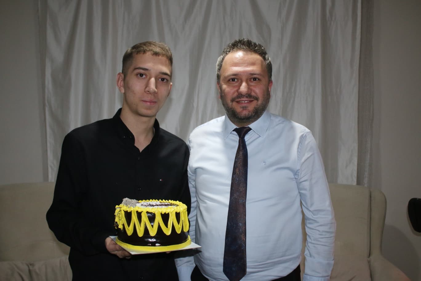 sevgi evlerinden ayrilan gence dogum gunu surprizi 4 EnsDTRDu