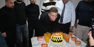 sevgi-evlerinden-ayrilan-gence-dogum-gunu-surprizi-iU2gOits.jpg