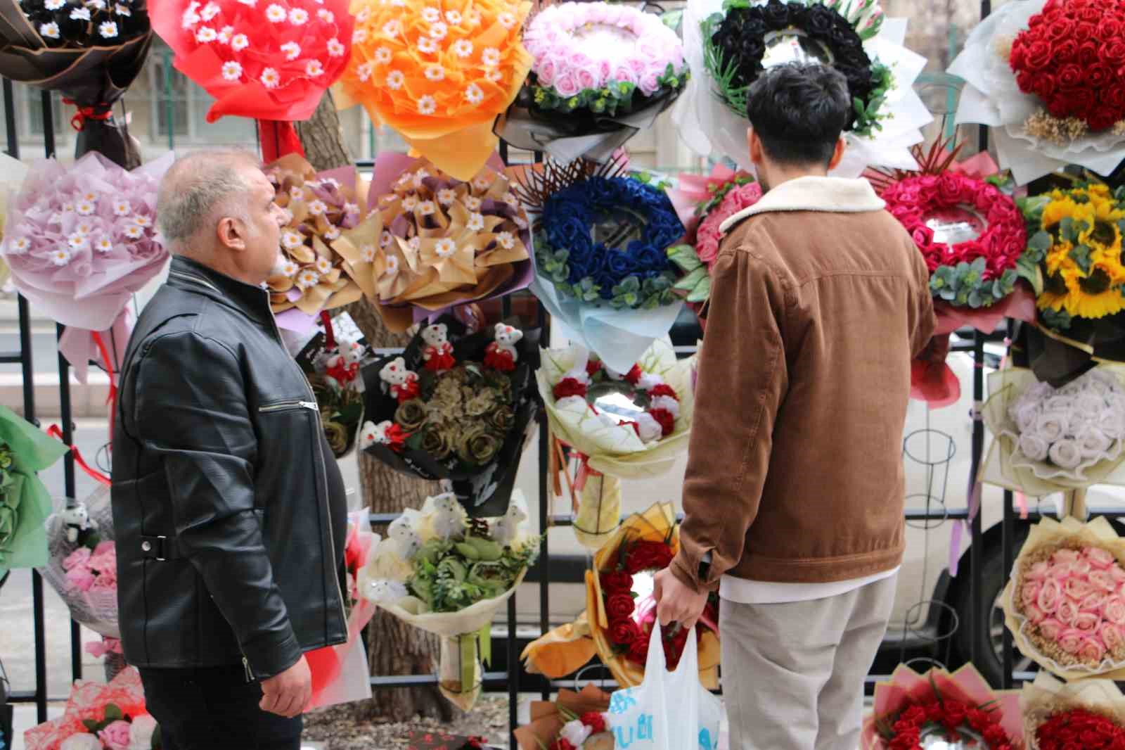 sevgililer gununde 100 tllerden baslayip 7 bin tlye kadar cikan cicek hediyesi 2 VJGBLffs