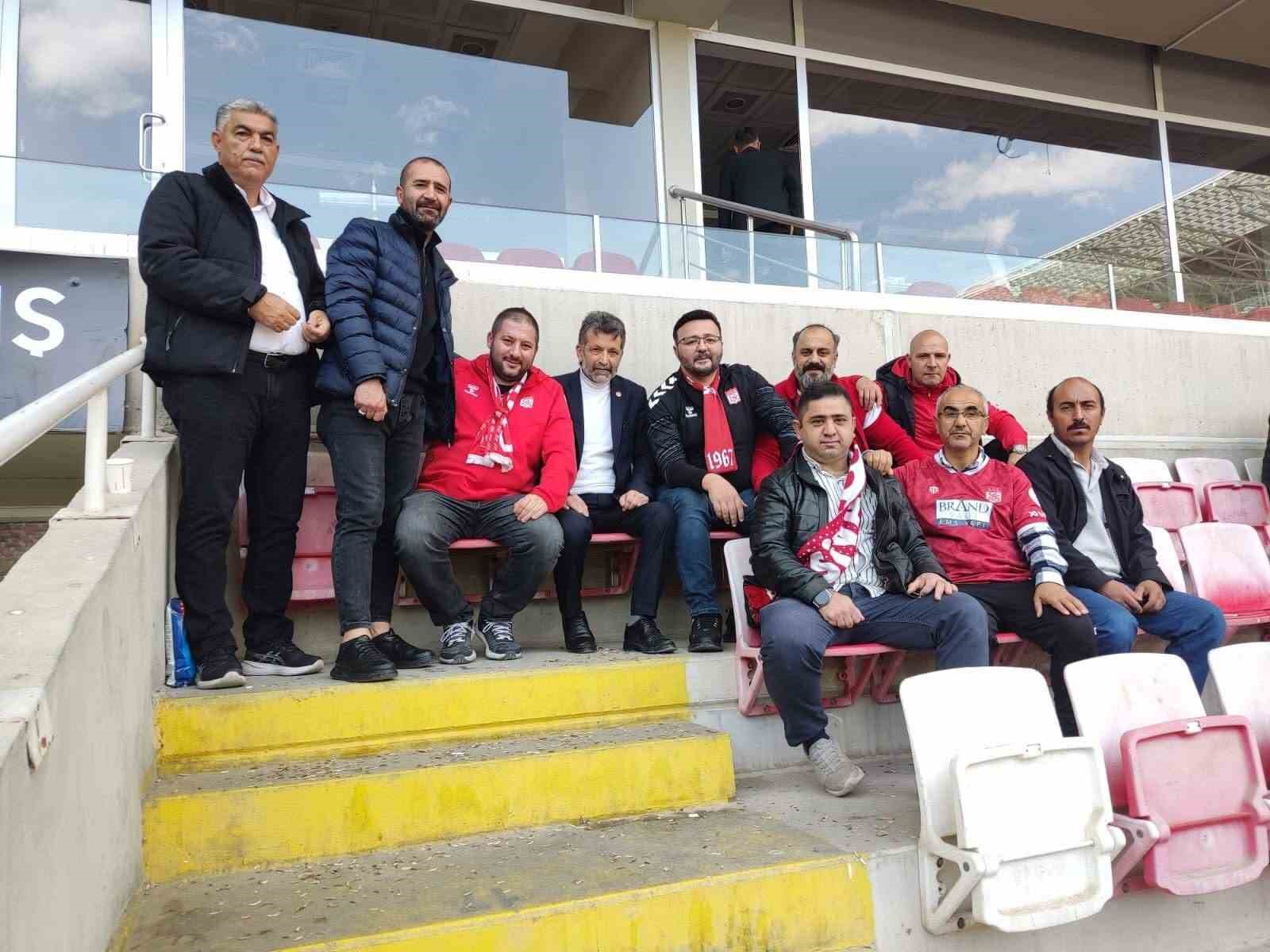 sevgililer gununde esini yalniz birakip sivassporu secti 2 QhJOIp39