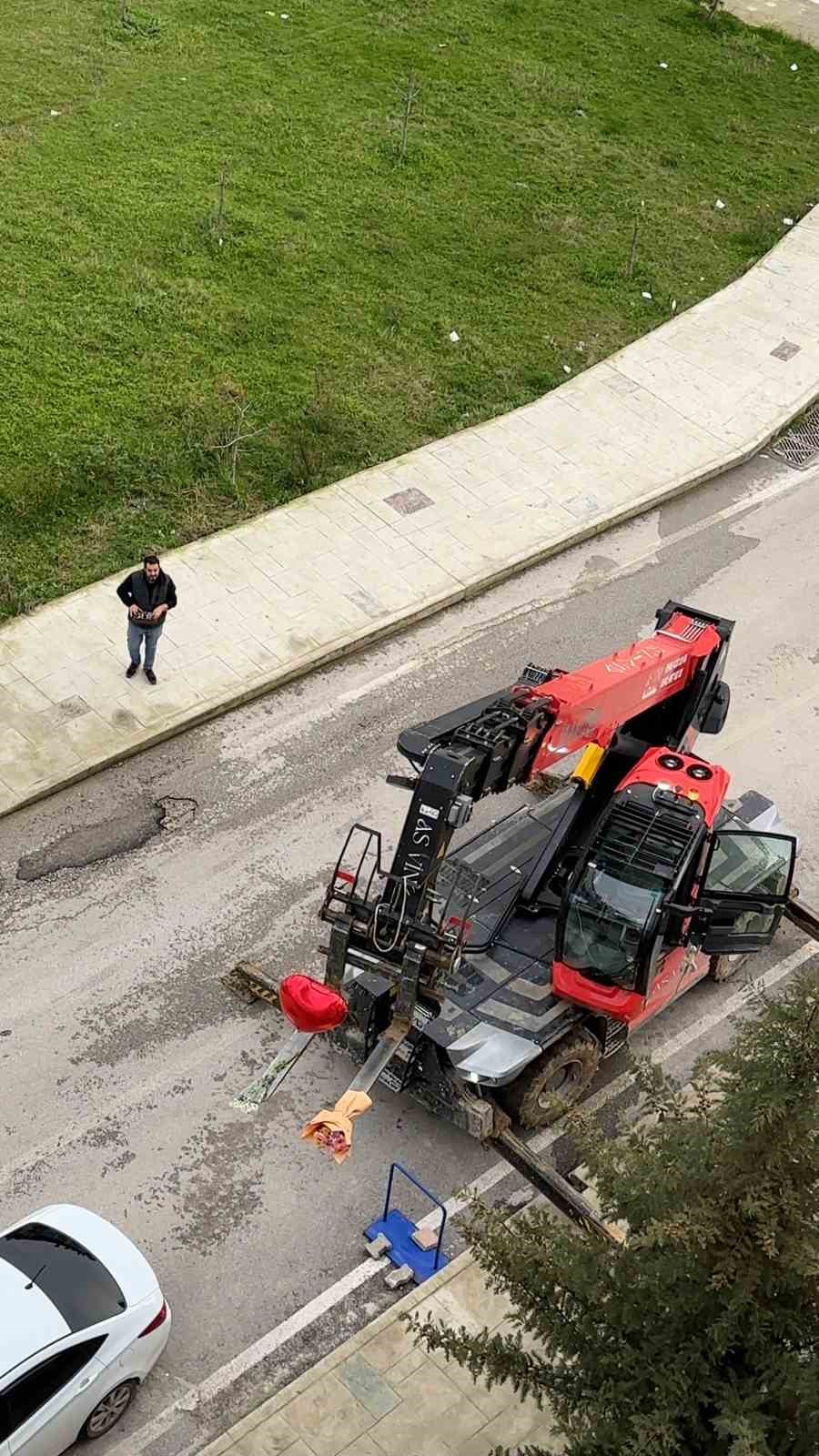 Sevgililer Günü’nü unuttu, iş makinesiyle balkona çıkarttığı güllerle gönül aldı 4 sevgililer gununu unuttu is makinesiyle balkona cikarttigi gullerle gonul aldi 0 DS5eCRlR