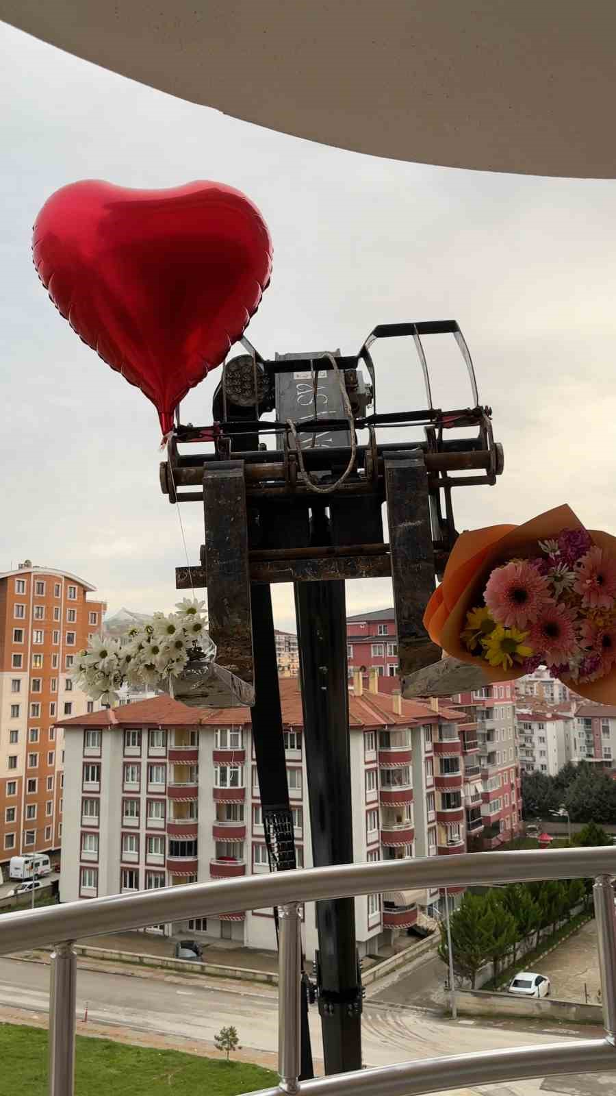 Sevgililer Günü’nü unuttu, iş makinesiyle balkona çıkarttığı güllerle gönül aldı 6 sevgililer gununu unuttu is makinesiyle balkona cikarttigi gullerle gonul aldi 2 fDfgdv8D