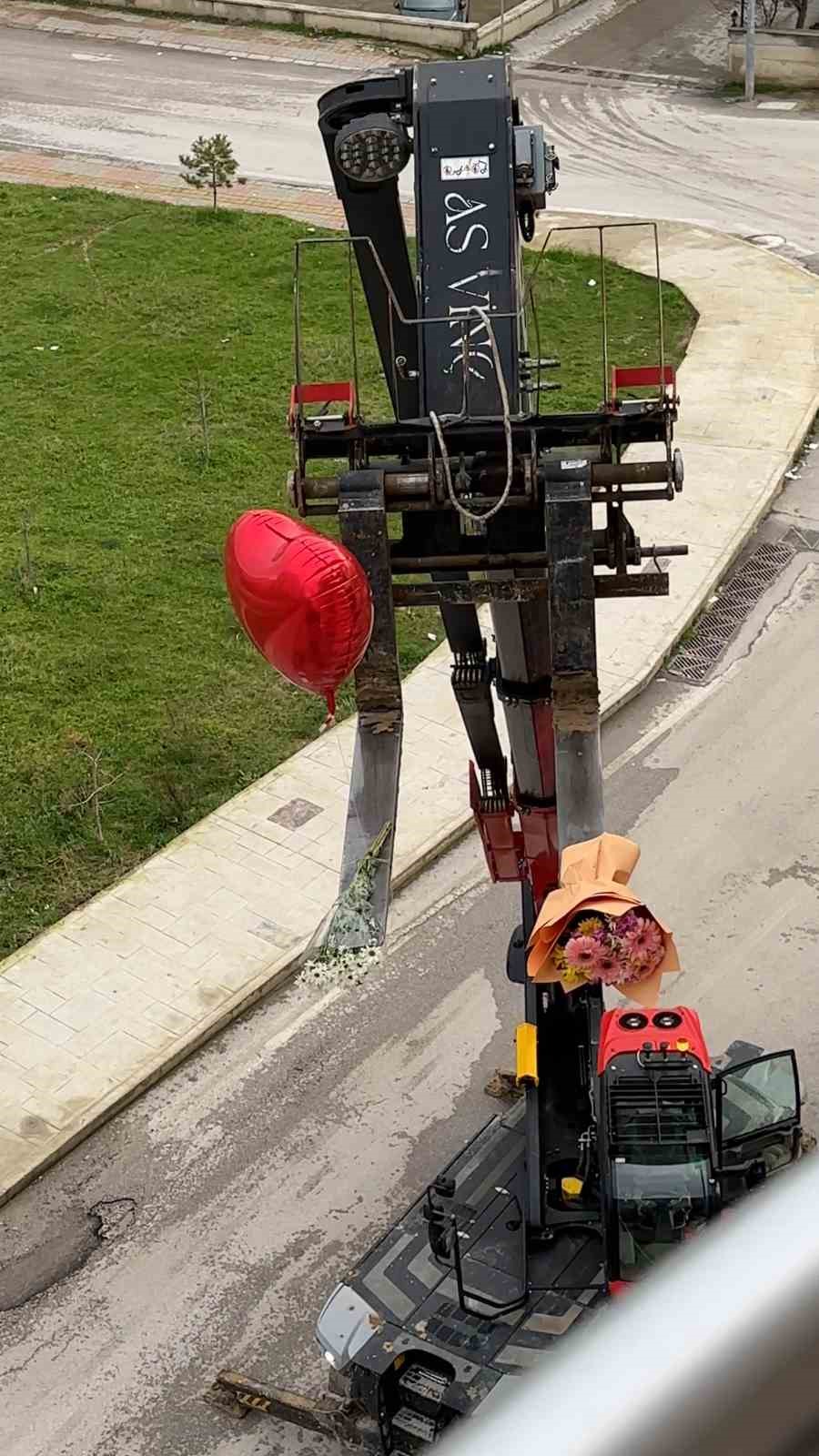 Sevgililer Günü’nü unuttu, iş makinesiyle balkona çıkarttığı güllerle gönül aldı 7 sevgililer gununu unuttu is makinesiyle balkona cikarttigi gullerle gonul aldi 3 8WUbUJUv