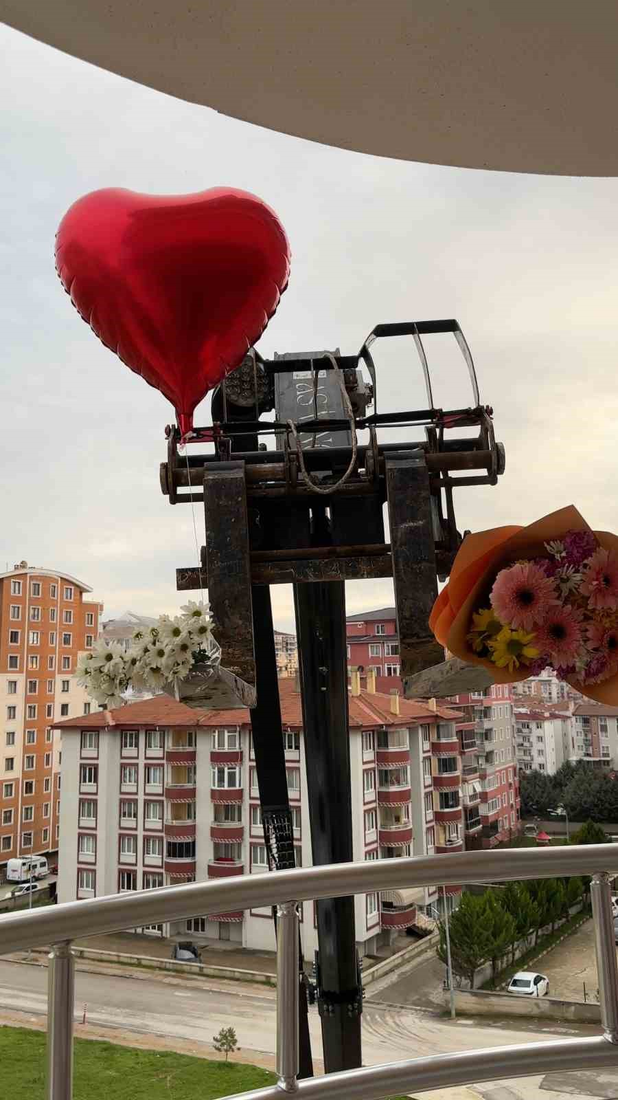Sevgililer Günü’nü unuttu, iş makinesiyle balkona çıkarttığı güllerle gönül aldı 8 sevgililer gununu unuttu is makinesiyle balkona cikarttigi gullerle gonul aldi 4 931Iw619