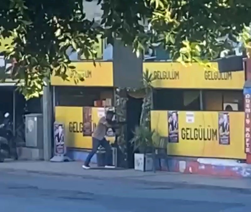 Sevgilisinin çalıştığı işletmeye tüfekle ateş açtı: Saldırı anı kamerada 4 sevgilisinin calistigi isletmeye tufekle ates acti saldiri ani kamerada 0 qhMAsqeg