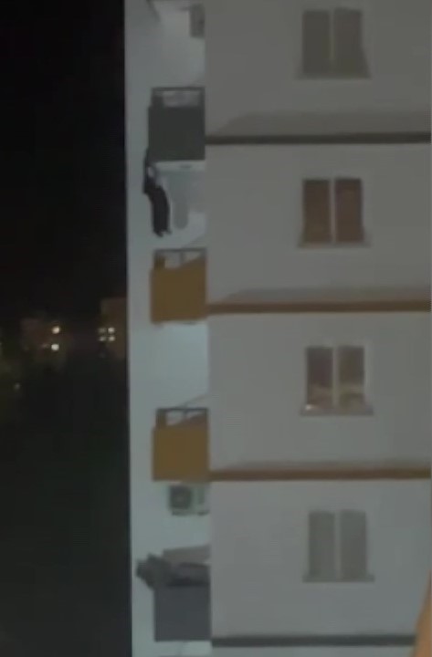 sevgilisinin eski erkek arkadasini oldurdu balkondan balkona atlayip kacmak istedi 7