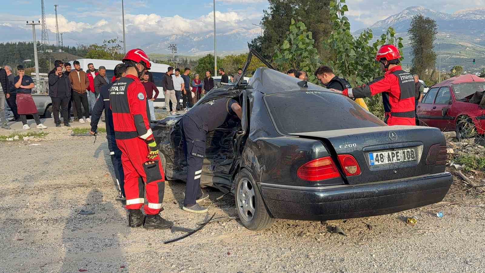 seydikemerde kontrolden cikan otomobil park halindeki araca carpti 1 olu 0 SC74W1sp