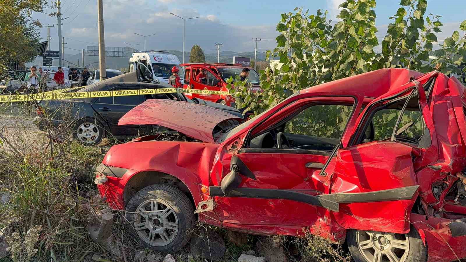 seydikemerde kontrolden cikan otomobil park halindeki araca carpti 1 olu 1 Q4IT5ODZ