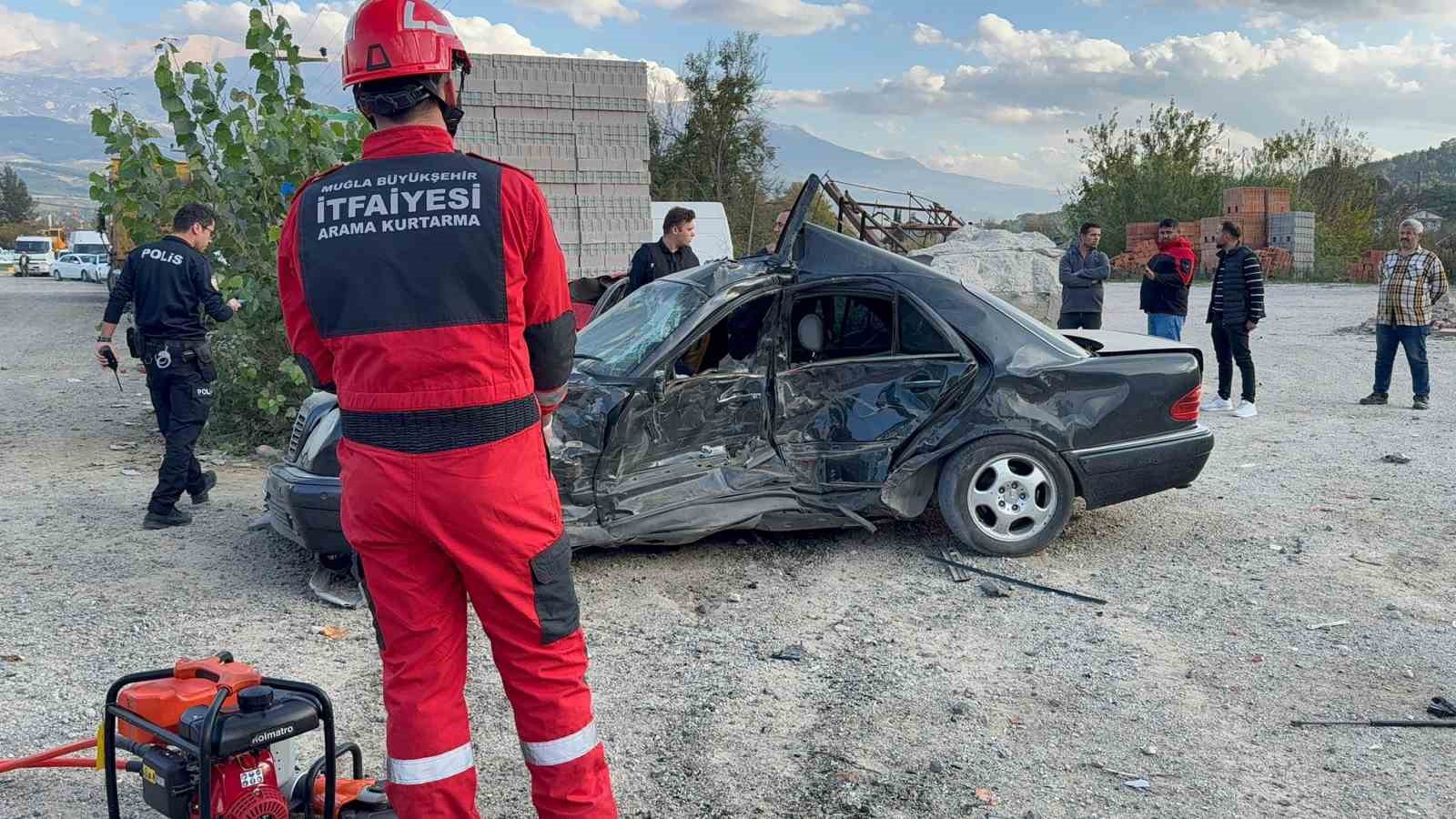 seydikemerde kontrolden cikan otomobil park halindeki araca carpti 1 olu 2 3KK3fLw8