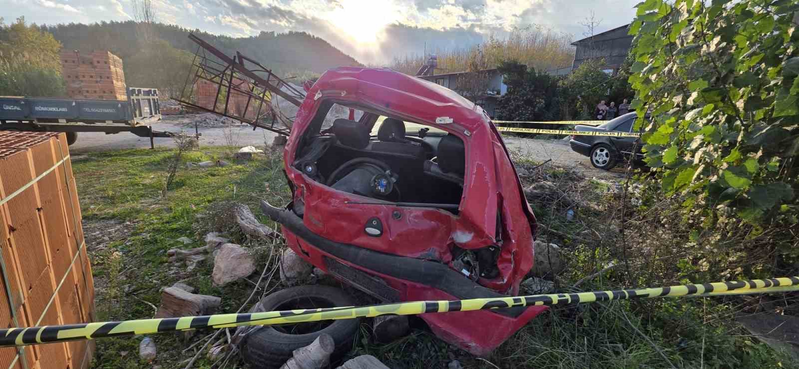 seydikemerde kontrolden cikan otomobil park halindeki araca carpti 1 olu 3 KUvv918B