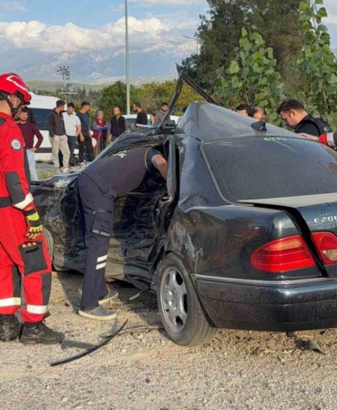 seydikemerde-kontrolden-cikan-otomobil-park-halindeki-araca-carpti-1-olu-SH6YzvTu.jpg