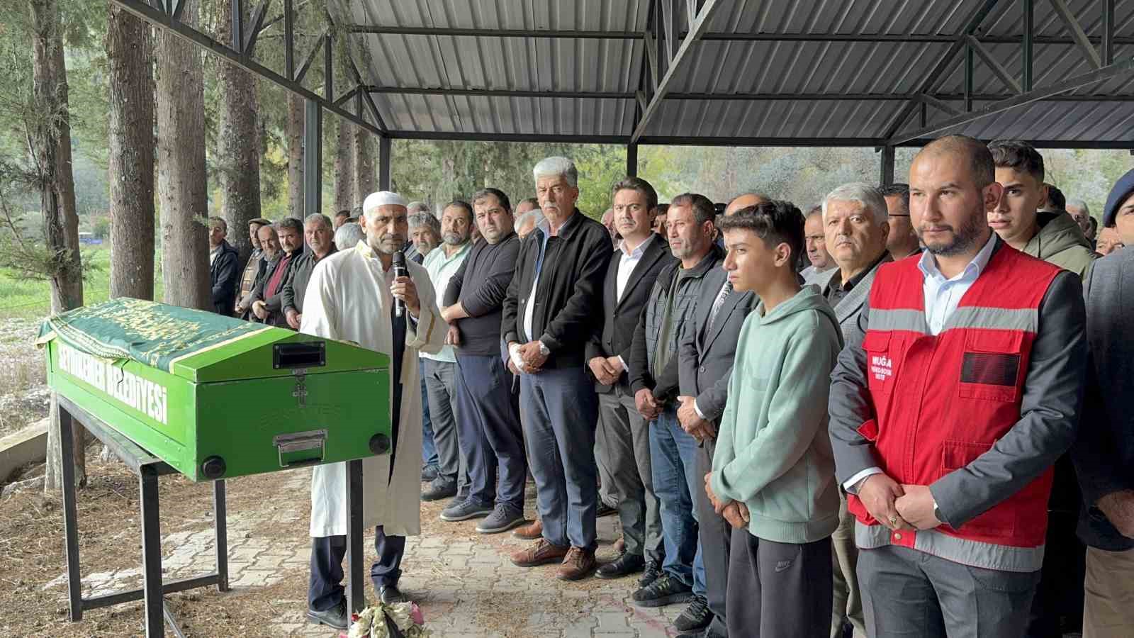 seydikemerde zehirlenme suphesiyle hayatini kaybeden genc kiz son yolculuguna ugurlandi 6