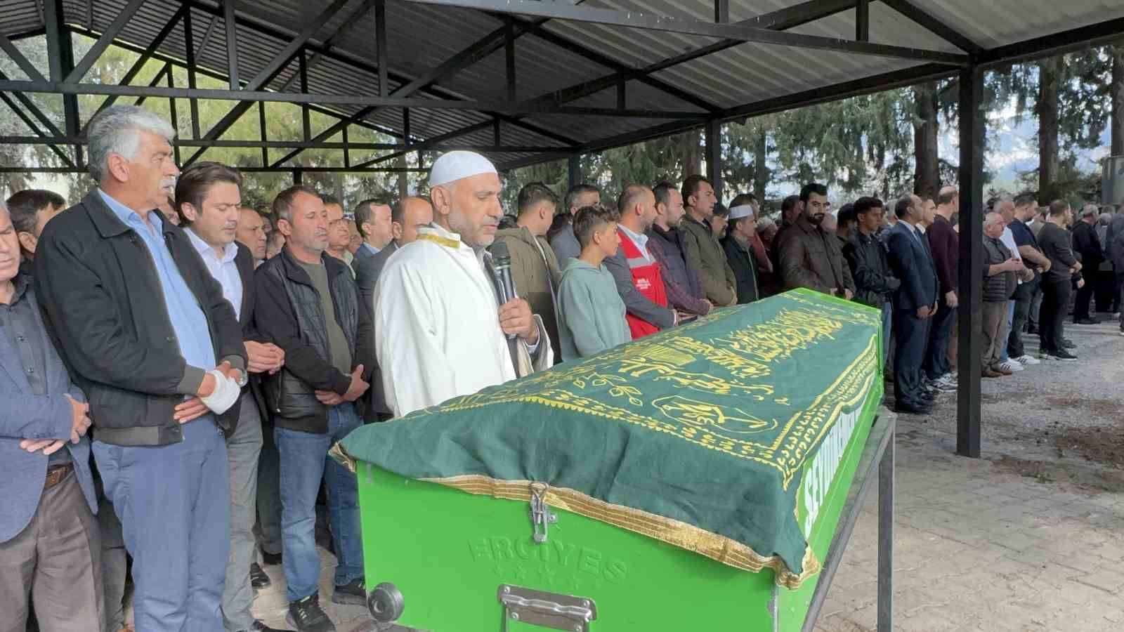 seydikemerde zehirlenme suphesiyle hayatini kaybeden genc kiz son yolculuguna ugurlandi 7 qVBI1lOX