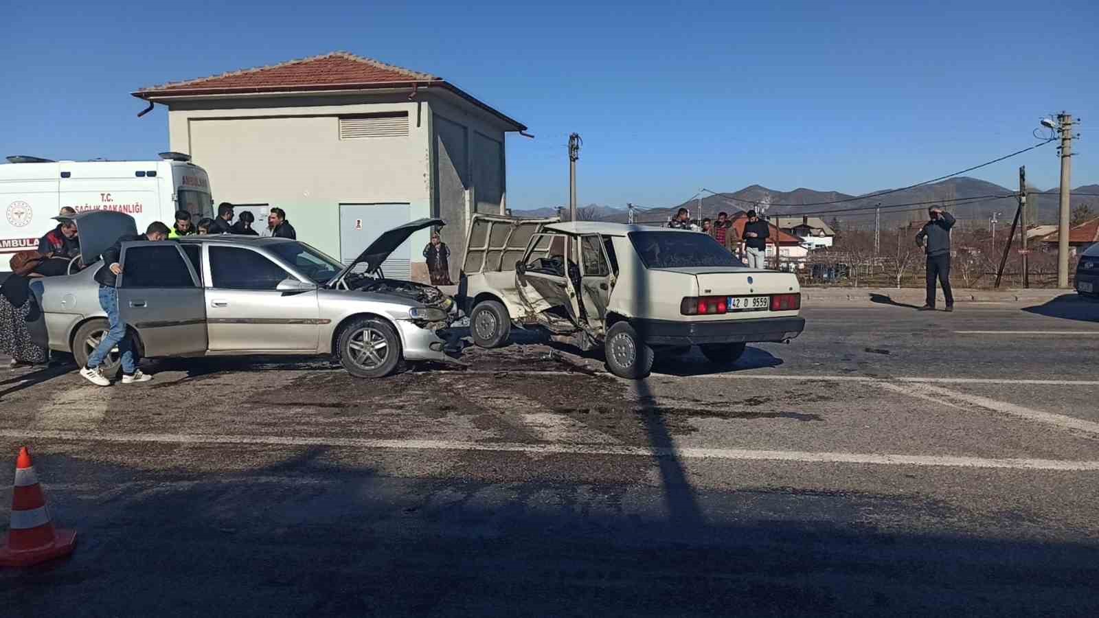 seydisehirde otomobiller carpisti 2 yarali 0 e62uWVsV