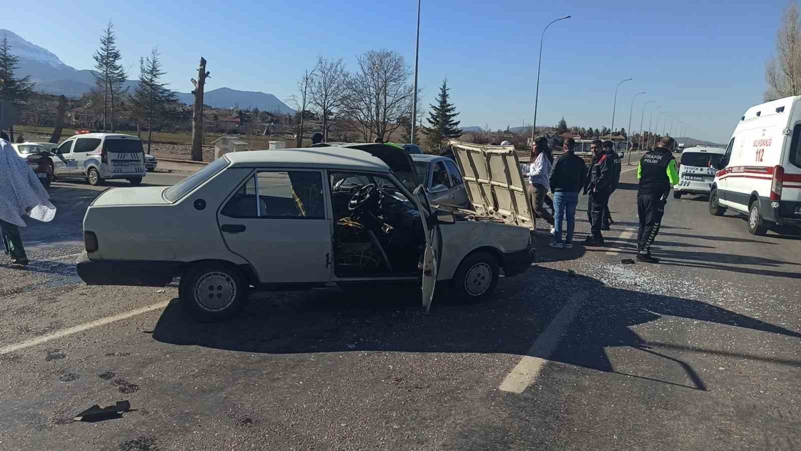 seydisehirde otomobiller carpisti 2 yarali 1 qU1YdB8u