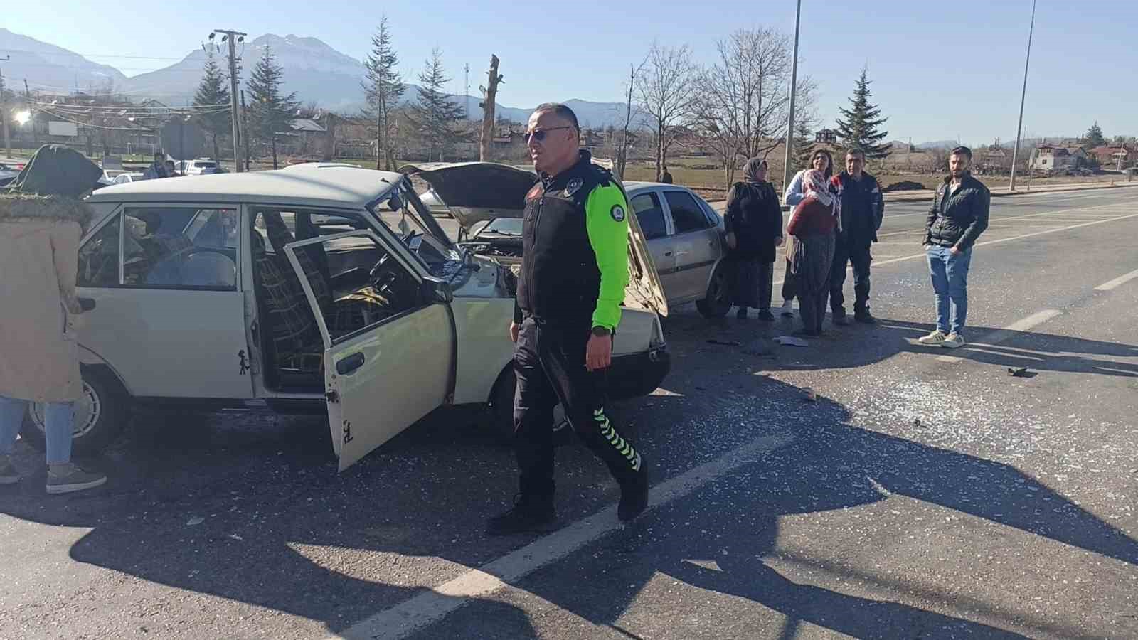 seydisehirde otomobiller carpisti 2 yarali 2 ttP5ysnw