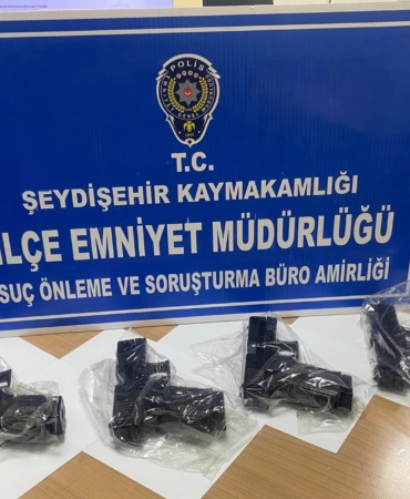 seydisehirde-polis-supheli-aractan-4-ruhsatsiz-tabanca-ele-gecirdi-GSBCXPxE.jpg