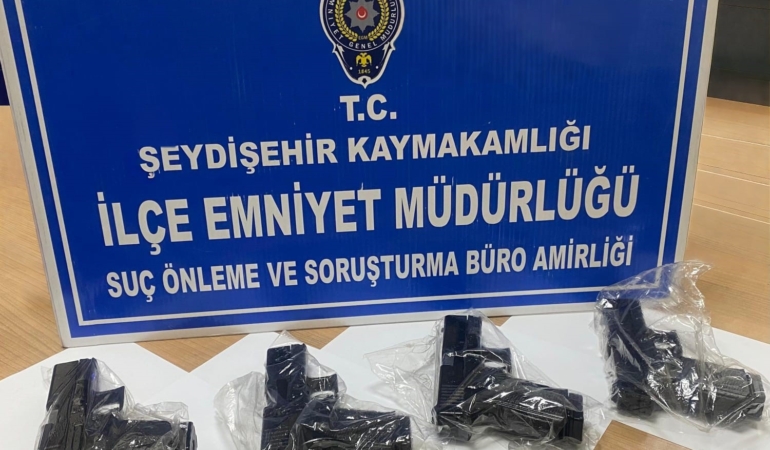 seydisehirde-polis-supheli-aractan-4-ruhsatsiz-tabanca-ele-gecirdi-GSBCXPxE.jpg