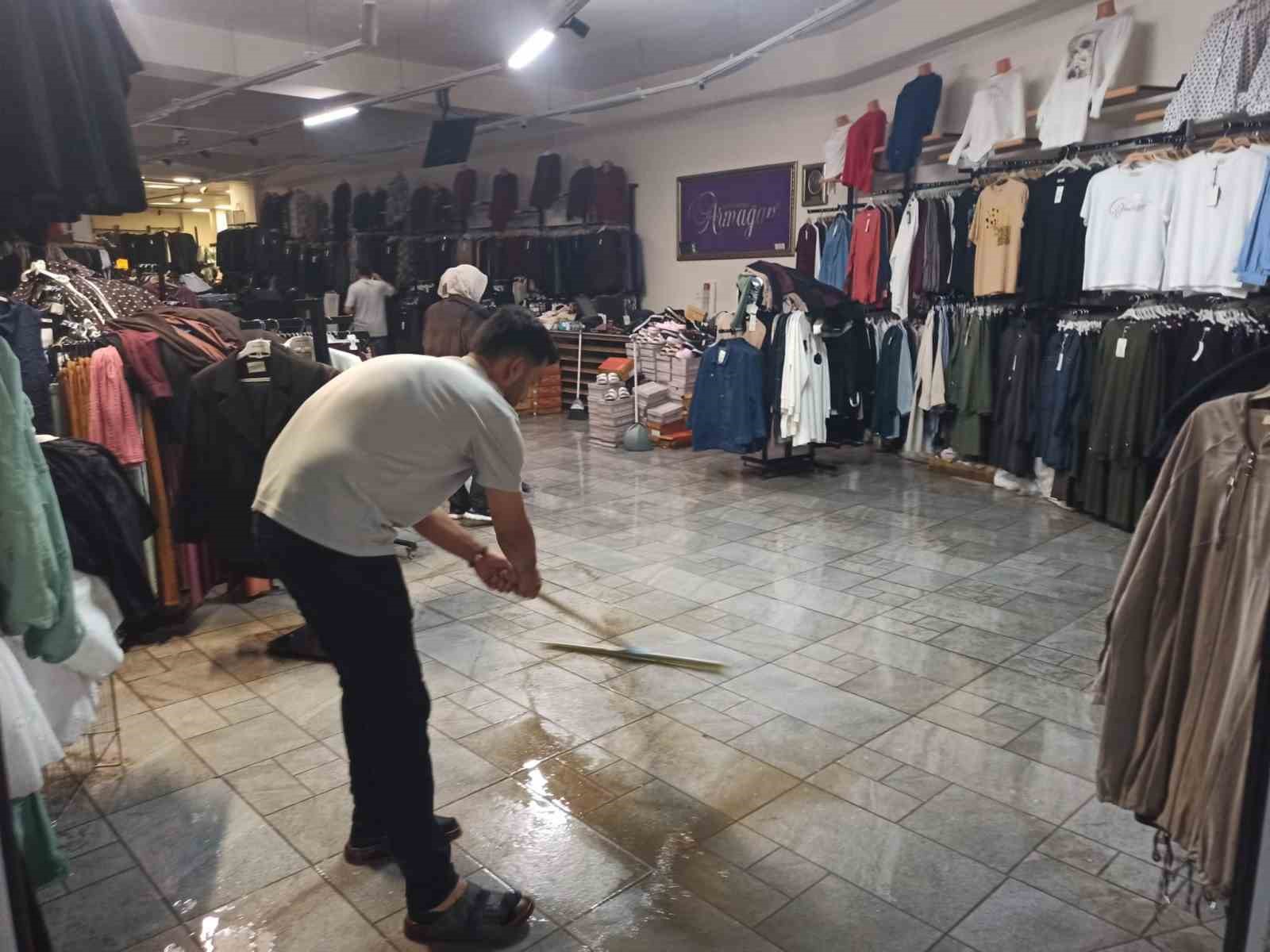 seydisehirde saganak etkili oldu is yerlerini su basti 1 A5wWm2SL