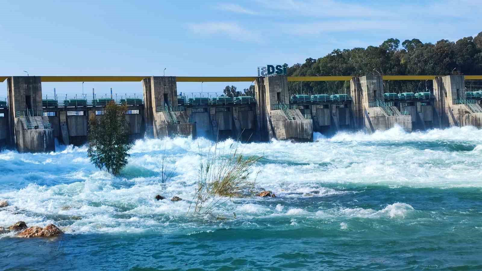 seyhan barajinda kapaklar acildi caglayan sular seyhan nehri ile bulustu 0 WwKrWtde