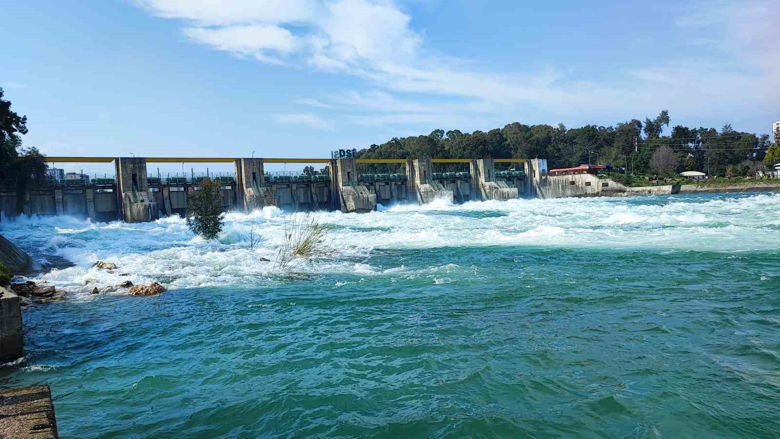 seyhan barajinda kapaklar acildi caglayan sular seyhan nehri ile bulustu 1 Ge6ghfgK