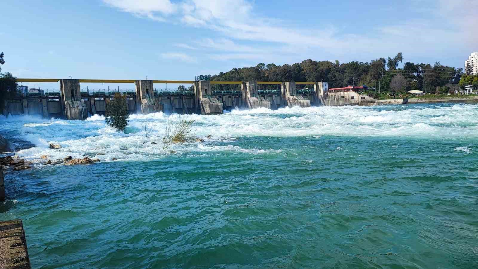 seyhan barajinda kapaklar acildi caglayan sular seyhan nehri ile bulustu 2 9FQ2L5S8