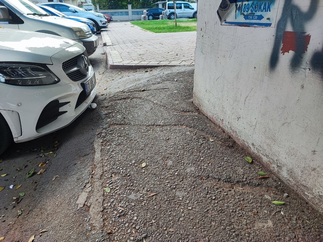 seyhan belediyesi parke tasi bulamayinca kaldirimi asfaltladi 3 GwERZMVm
