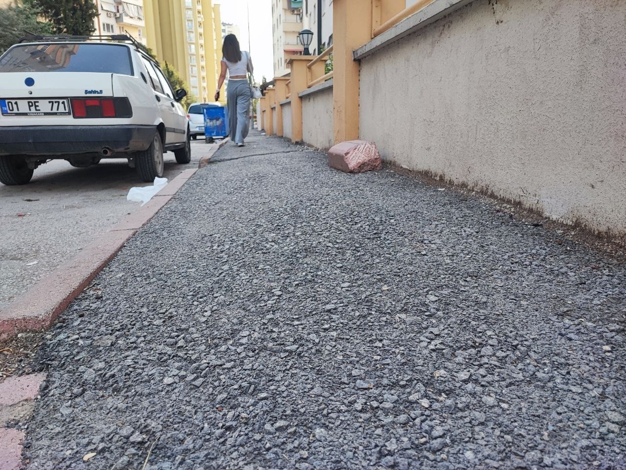 seyhan belediyesi parke tasi bulamayinca kaldirimi asfaltladi 6 L4OjcWBc