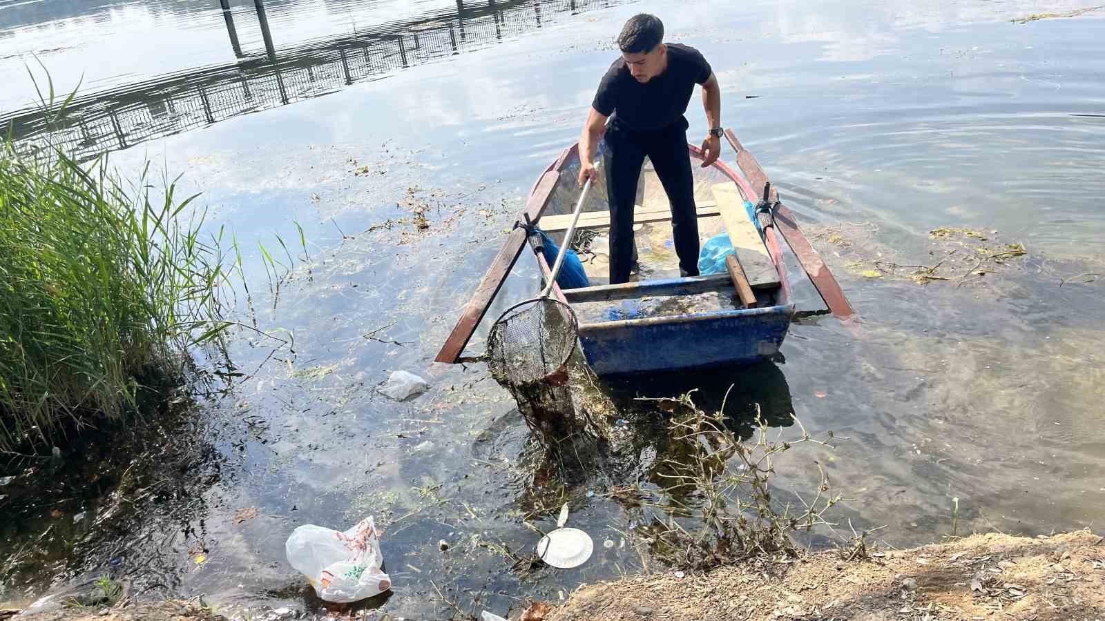 Seyhan Nehri kirliliğe teslim oldu, gönüllü genç sandalla temizliğe çıktı 6 seyhan nehri kirlilige teslim oldu gonullu genc sandalla temizlige cikti 2 tTuKLryl