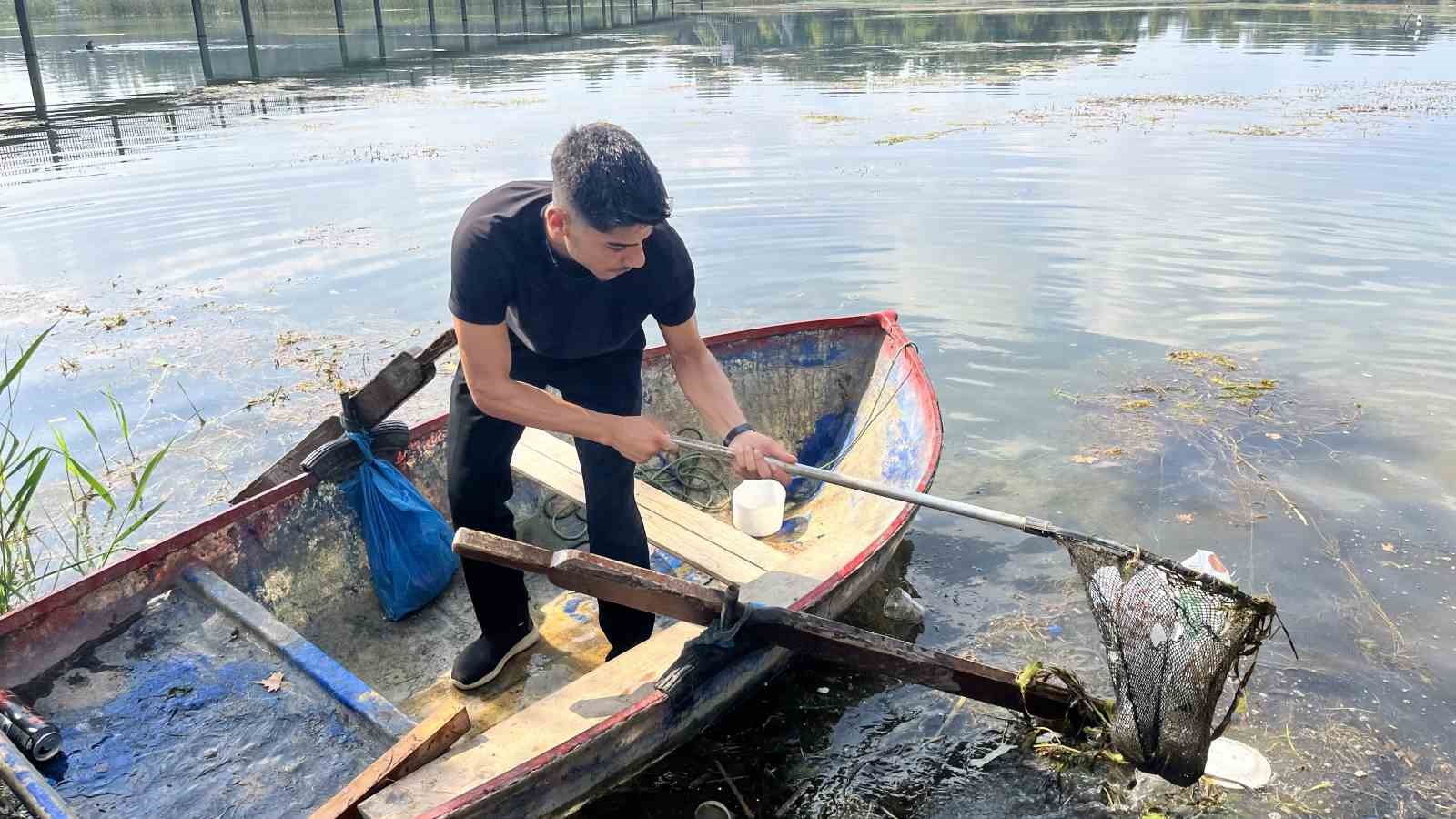 Seyhan Nehri kirliliğe teslim oldu, gönüllü genç sandalla temizliğe çıktı 7 seyhan nehri kirlilige teslim oldu gonullu genc sandalla temizlige cikti 3 DZhRcApW