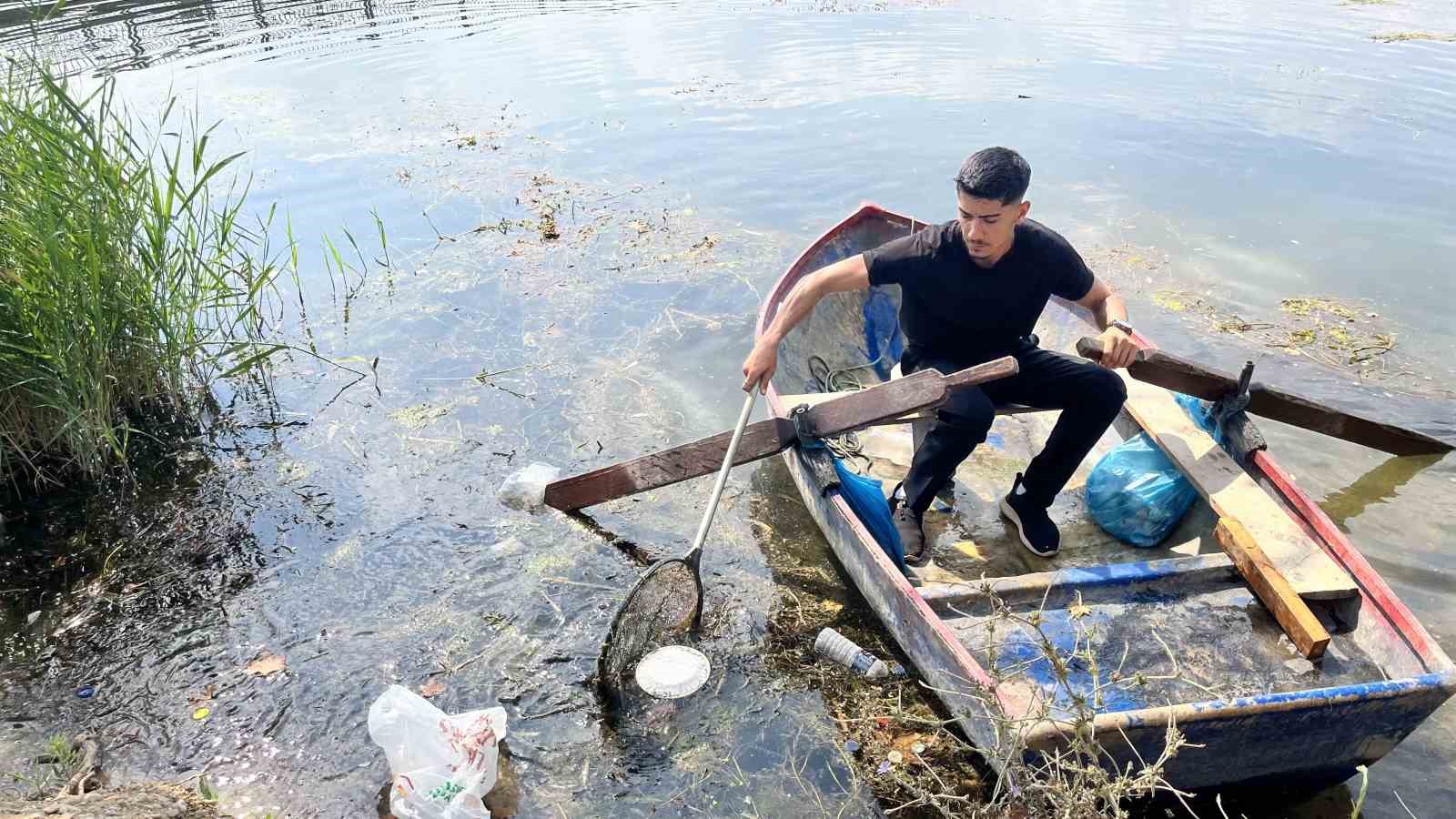 Seyhan Nehri kirliliğe teslim oldu, gönüllü genç sandalla temizliğe çıktı 8 seyhan nehri kirlilige teslim oldu gonullu genc sandalla temizlige cikti 4 l1CdP18M