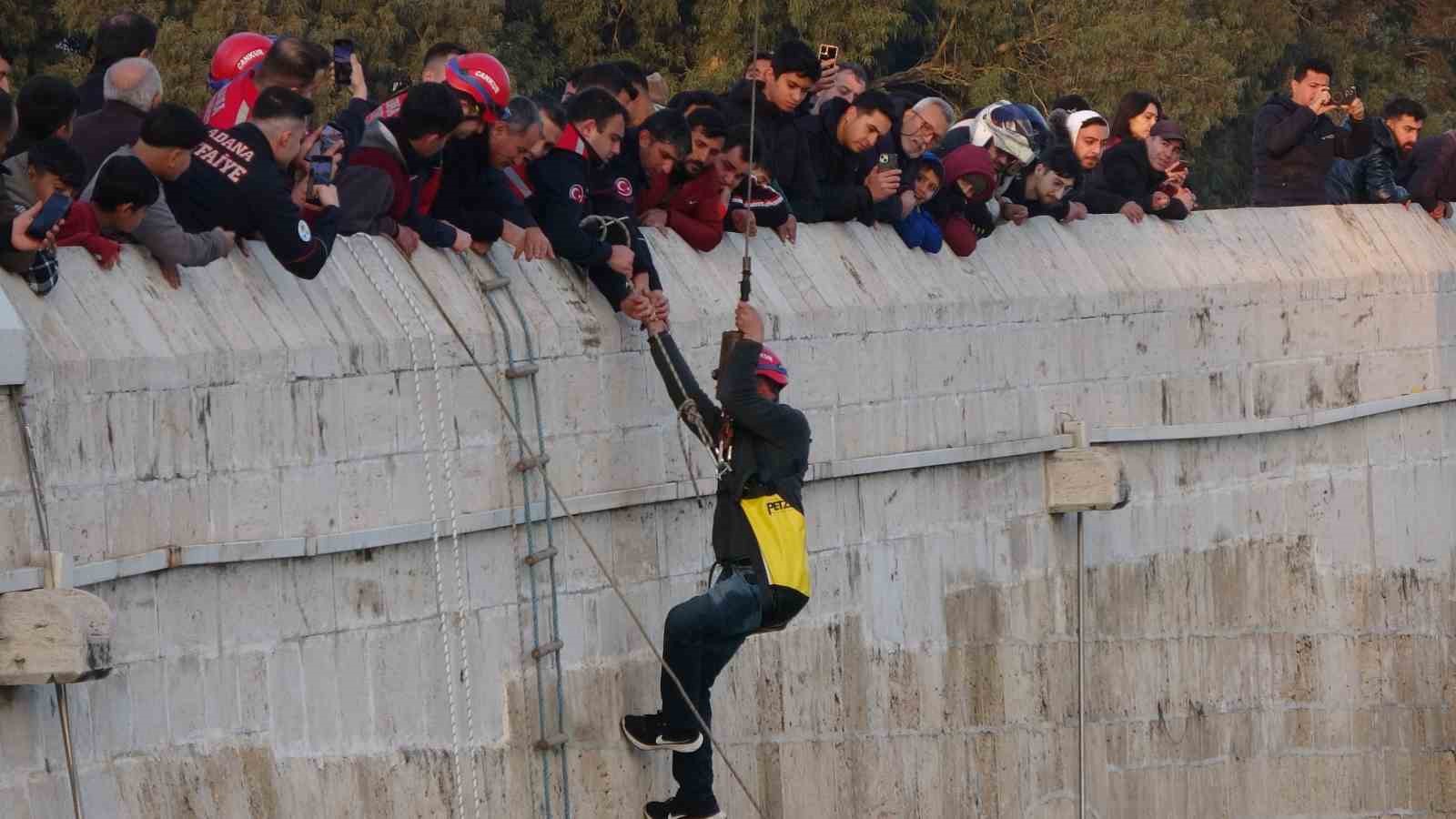 seyhan nehrinde can pazari ele ele tutusup yardim beklediler 11 KLOpi9ty