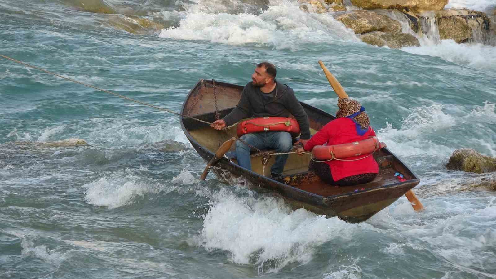seyhan nehrinde can pazari ele ele tutusup yardim beklediler 4 NuXKhYGT