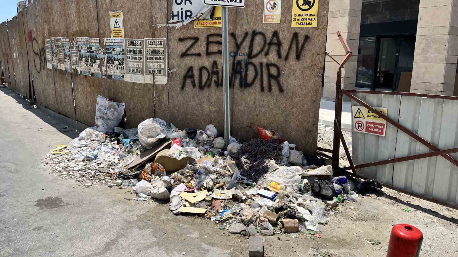Seyhan’da çöp konteynerleri taştı, cadde ve sokaklar çöple doldu 5 seyhanda cop konteynerleri tasti cadde ve sokaklar cople doldu 1 PSI2mgl5