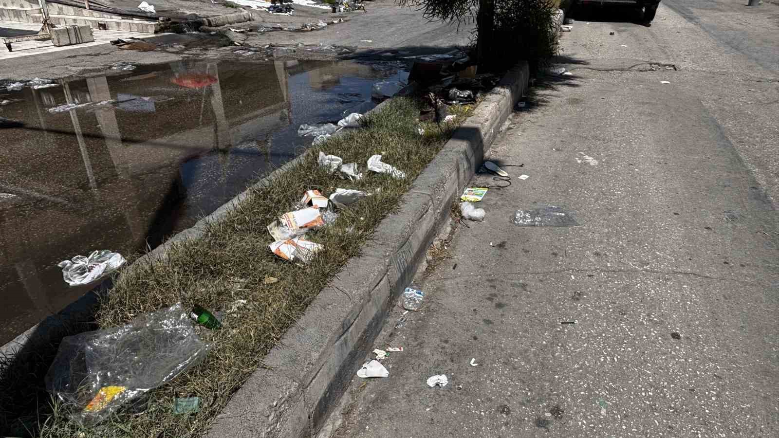 Seyhan’da çöp konteynerleri taştı, cadde ve sokaklar çöple doldu 7 seyhanda cop konteynerleri tasti cadde ve sokaklar cople doldu 3 t3Ce5bVa