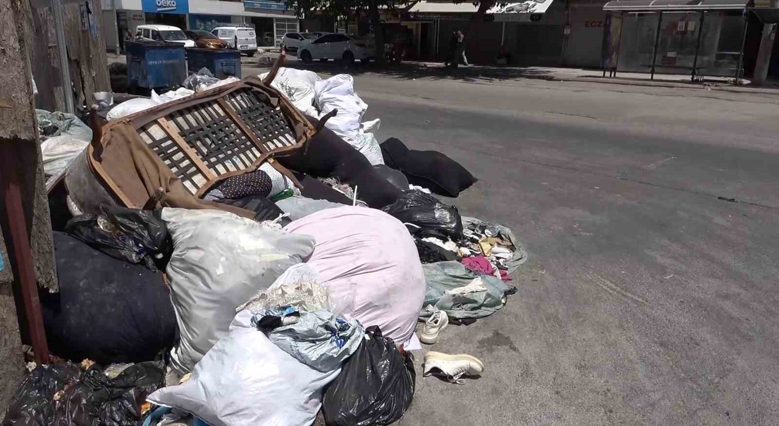 Seyhan’da çöp konteynerleri taştı, cadde ve sokaklar çöple doldu 8 seyhanda cop konteynerleri tasti cadde ve sokaklar cople doldu 4 1EHnDMut