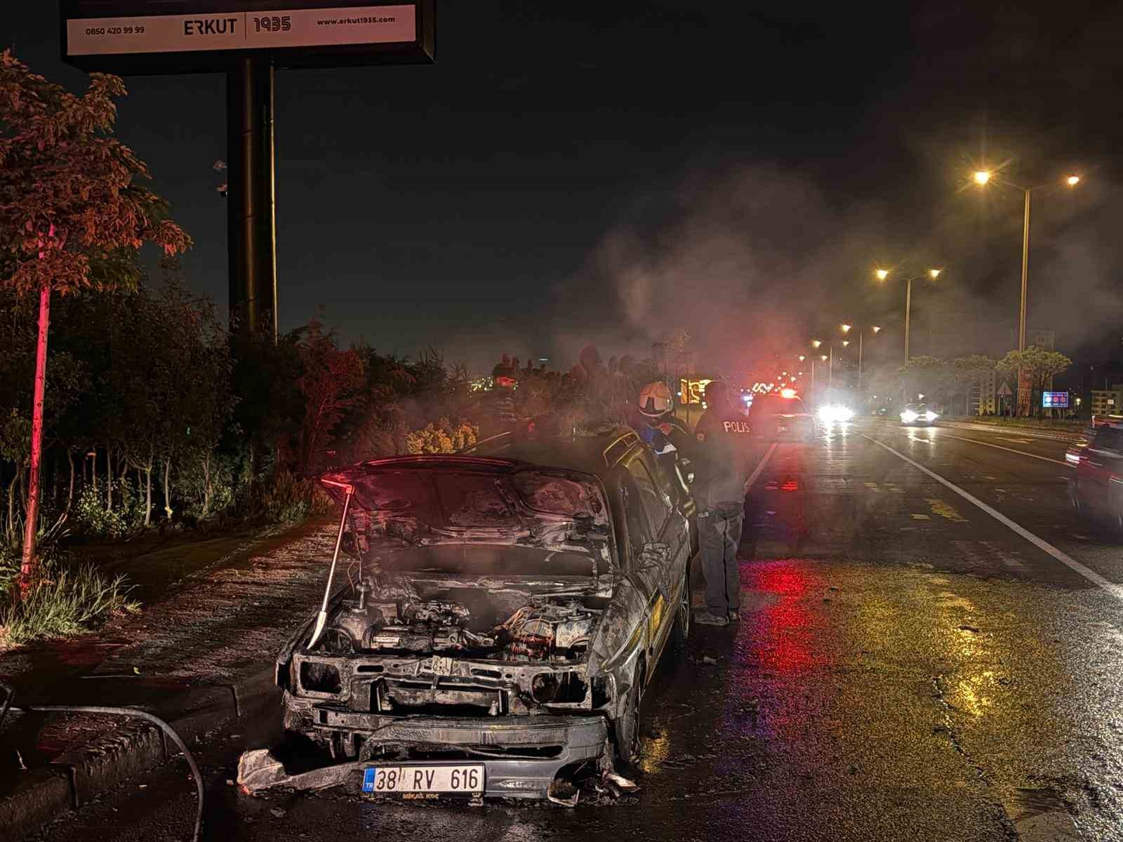 Seyir halinde alev alan otomobil kullanılamaz hale geldi 5 seyir halinde alev alan otomobil kullanilamaz hale geldi 1 Ndm6ykZp
