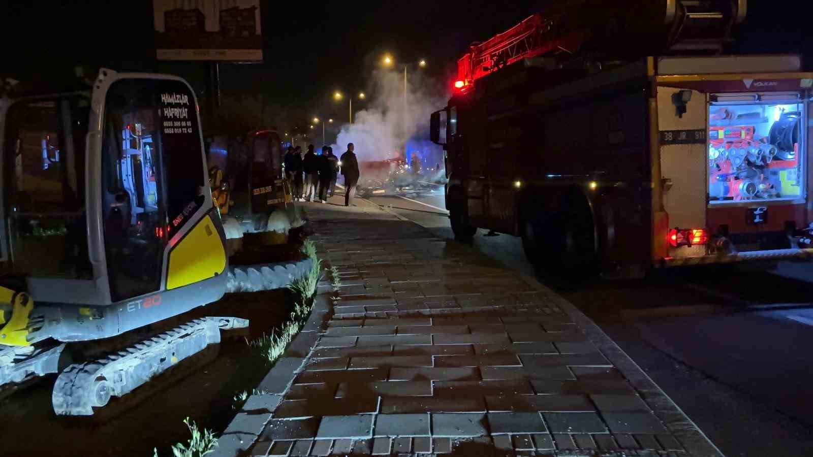 Seyir halinde alev alan otomobil kullanılamaz hale geldi 8 seyir halinde alev alan otomobil kullanilamaz hale geldi 4 EmHeVuG2
