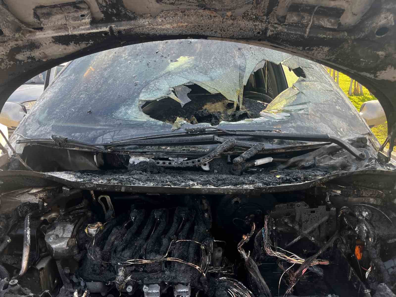 seyir halindeki alev alan otomobil kullanilamaz hale geldi 1 JVVGBNdh