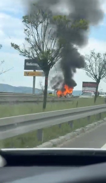 Seyir halindeki araç alevlere teslim oldu 6 seyir halindeki arac alevlere teslim oldu 2 erJTJG8z