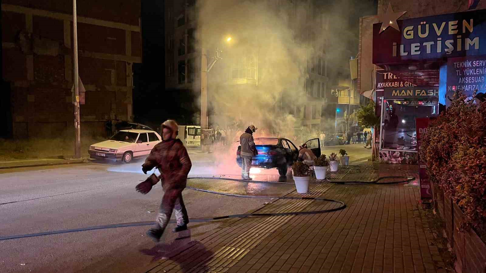 seyir halindeki arac alevlere teslim oldu sokak aydinlandi 2 rvjG4UV3